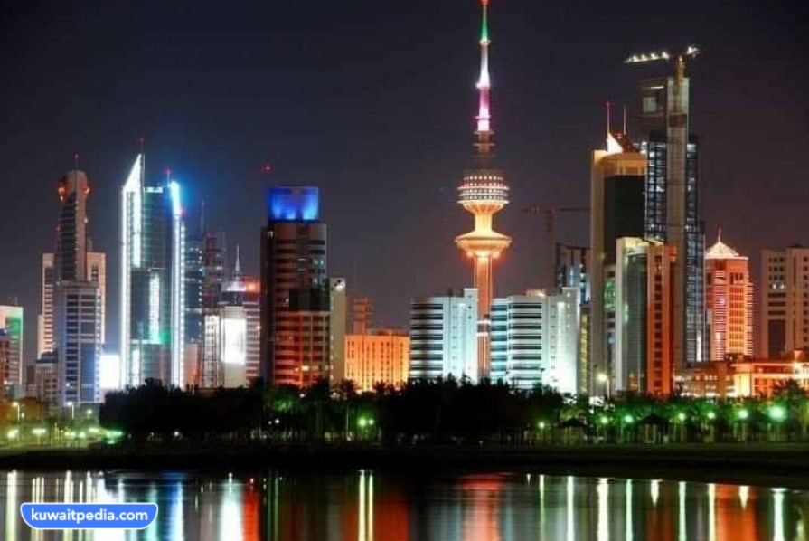 استقلال قارب من المرسى البحري المجاور