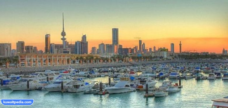استقلال قارب من المرسى البحري المجاور