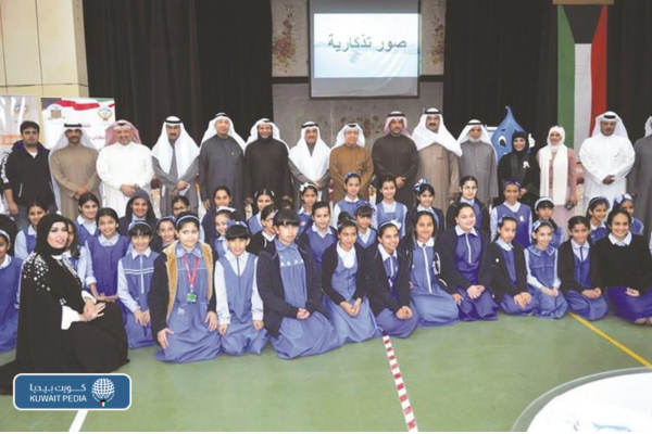 متى افتتحت أول مدرسة نظامية للبنات في الكويت