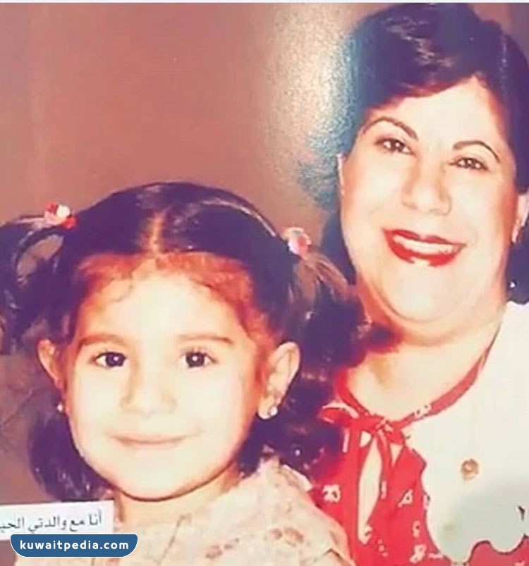صور حَليمة بولَند مع أهلها
