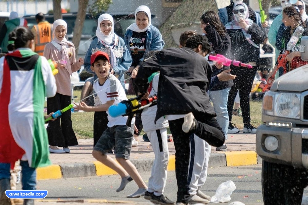 غرامة القاء بالونات الماء الكويت